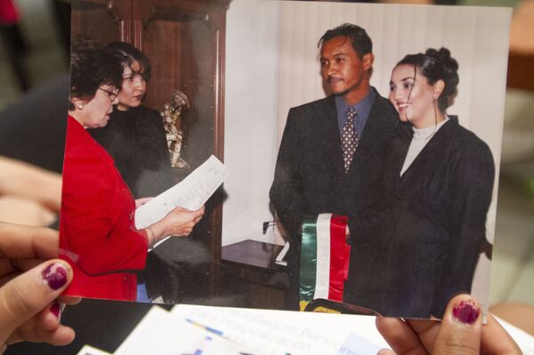 Torreón, Coahuila: Fotografía de la boda entre Claudia e Isaías Uribe Hernández, veterinario desaparecido por el Ejército mexicano el 5 de abril de 2009 en Torreón - Sputnik Mundo