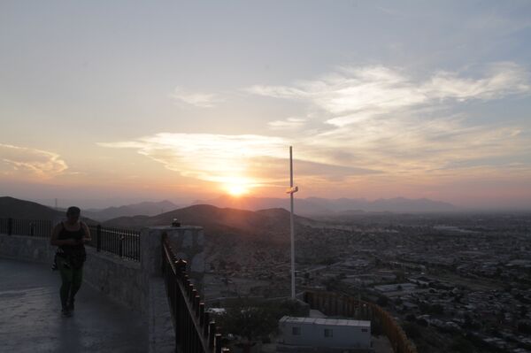 Torreón, Coahuila: Claudia Soto busca a su esposo Isaías Uribe Hernández desaparecido por el Ejército mexicano el 5 de abril de 2009 en Torreón - Sputnik Mundo