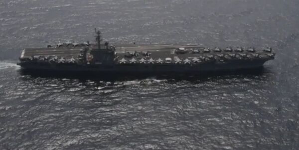 El portaviones de EEUU saca músculo en el golfo Pérsico en medio de tensiones con Irán - Sputnik Mundo