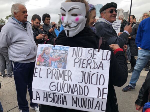 Manifestantes en apoyo a Cristina Kirchner denuncian persecución y presiones a la Justicia (fotos, vídeos) - Sputnik Mundo