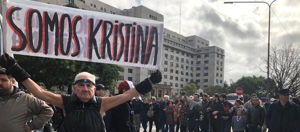 Un hombre sostiene una pancarta en apoyo a Cristina Fernández fuera de tribunales Un hombre sostiene una pancarta en apoyo a Cristina Fernández fuera de tribunales - Sputnik Mundo
