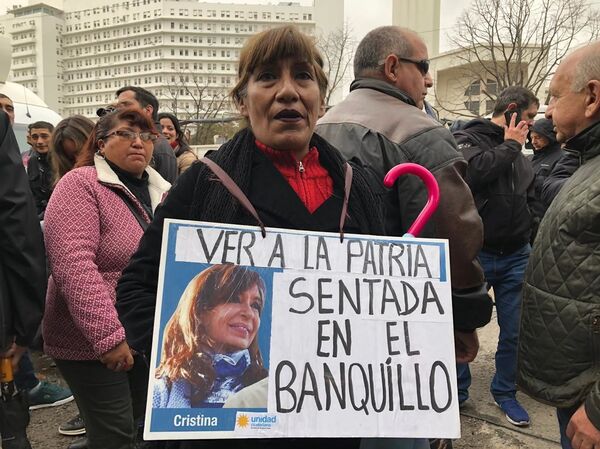 Manifestantes en apoyo a Cristina Kirchner denuncian persecución y presiones a la Justicia (fotos, vídeos) - Sputnik Mundo
