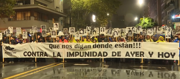 Cuando la lluvia esconde lágrimas: la Marcha del Silencio en Uruguay - Sputnik Mundo