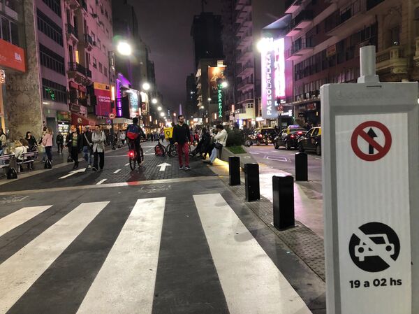La calle que nunca duerme: la turística Avenida Corrientes de Buenos Aires se renueva La calle que nunca duerme: la turística Avenida Corrientes de Buenos Aires se renueva - Sputnik Mundo