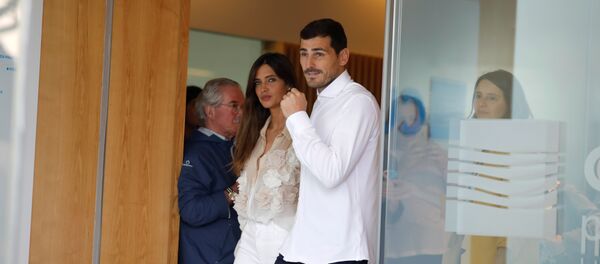 Iker Casillas sale del hospital en Porto junto a su esposa Sara Carbonero - Sputnik Mundo