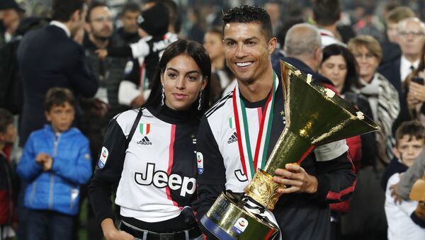 Cristiano Ronaldo sostiene el trofeo de la Serie A de fútbol Cristiano Ronaldo sostiene el trofeo de la Serie A de fútbol - Sputnik Mundo