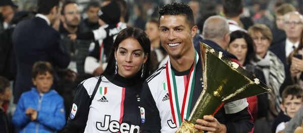 Cristiano Ronaldo sostiene el trofeo de la Serie A de fútbol - Sputnik Mundo