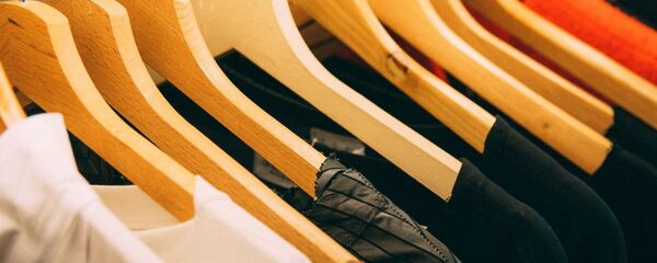 Perchas con ropa - Sputnik Mundo