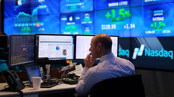 A trader works at the Nasdaq MarketSite in New York  - Sputnik Mundo