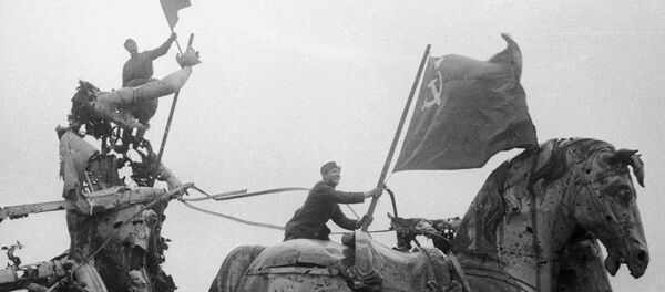 Солдаты водружают советские знамена над Бранденбургскими воротами. - Sputnik Mundo