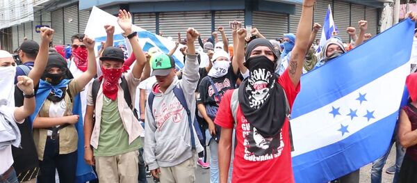 Violentos enfrentamientos estallan en Honduras durante unas protestas contra las reformas - Sputnik Mundo