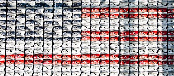 Unas Converse forman la bandera de EEUU - Sputnik Mundo