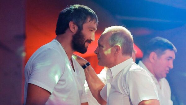 Alexandr Ovechkin, jugador profesional de hockey, y Vladímir Putin, presidente de Rusia, en Sochi, Rusia, 8 de agosto de 2017 - Sputnik Mundo