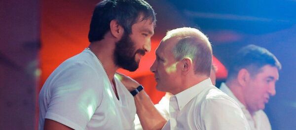 Alexandr Ovechkin, jugador profesional de hockey, y Vladímir Putin, presidente de Rusia, en Sochi, Rusia, 8 de agosto de 2017 - Sputnik Mundo