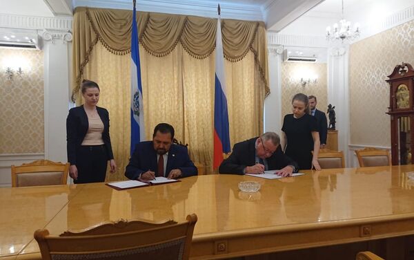 El embajador de El Salvador en Rusia, Efrén Arnoldo Bernal Chévez, y el viceministro de Exteriores ruso Oleg Siromólotov - Sputnik Mundo