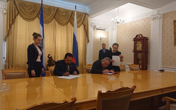 El embajador de El Salvador en Rusia, Efrén Arnoldo Bernal Chévez, y el viceministro de Exteriores ruso Oleg Siromólotov - Sputnik Mundo