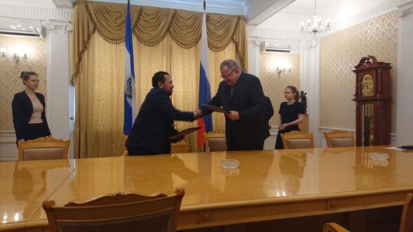 El embajador de El Salvador en Rusia, Efrén Arnoldo Bernal Chévez, y el viceministro de Exteriores ruso Oleg Siromólotov - Sputnik Mundo