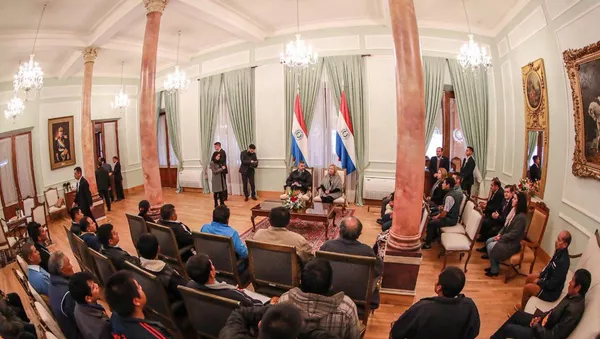 El presidente de Paraguay, Mario Abdo Benítez, recibe a un grupo de indígenas en la sede de Gobierno  - Sputnik Mundo