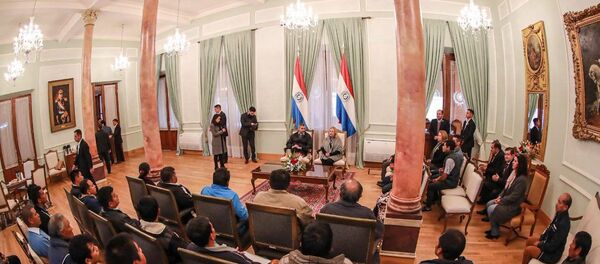 El presidente de Paraguay, Mario Abdo Benítez, recibe a un grupo de indígenas en la sede de Gobierno  - Sputnik Mundo