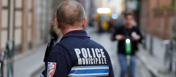 Un policía frances en el lugar de la explosión en Lyon Un policía frances en el lugar de la explosión en Lyon - Sputnik Mundo