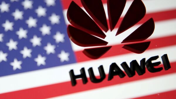 Logo de Huawei en la bandera de EEUU - Sputnik Mundo