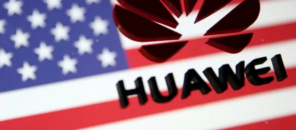 Logo de Huawei en la bandera de EEUU Logo de Huawei en la bandera de EEUU - Sputnik Mundo