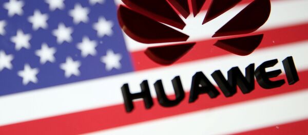 Logo de Huawei en la bandera de EEUU - Sputnik Mundo