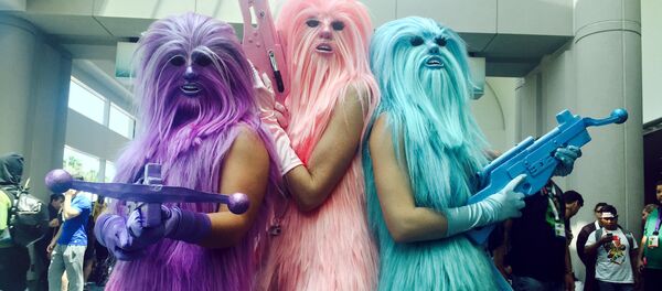 Unas jóvenes vestidas de Chewbakka - Sputnik Mundo