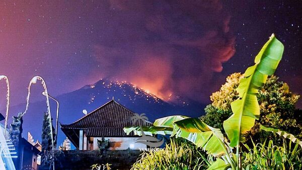 La erupción del monte Agung - Sputnik Mundo