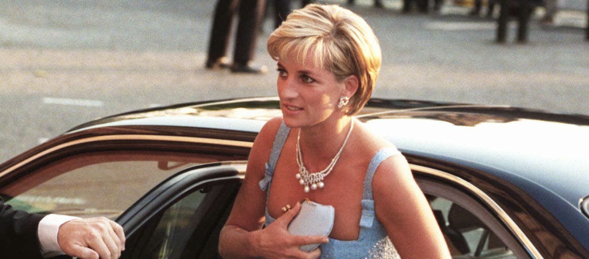 La princesa Diana sale de su coche - Sputnik Mundo, 1920, 29.03.2020