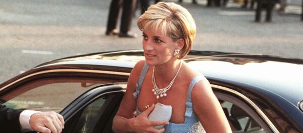 La princesa Diana sale de su coche - Sputnik Mundo