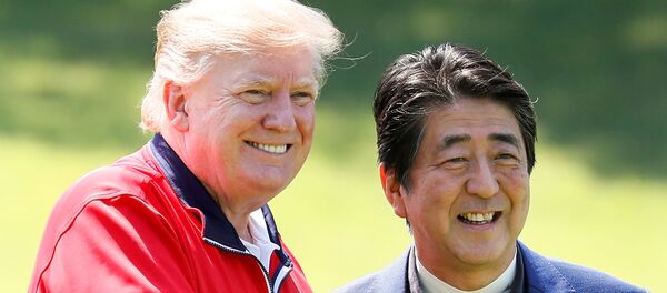 El presidente de EEUU, Donald Trump junto al primer ministro de Japón Shinzo Abe - Sputnik Mundo