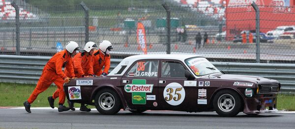 Desde buses hasta autos de carreras: los vehículos 'retro' invaden las calles de Moscú y San Petersburgo - Sputnik Mundo