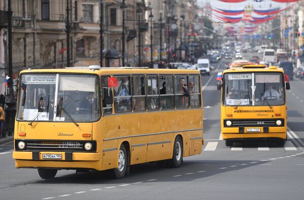 Desde buses hasta autos de carreras: los vehículos 'retro' invaden las calles de Moscú y San Petersburgo - Sputnik Mundo