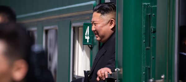 Kim Jong-un, líder norcoreano, en su tren - Sputnik Mundo
