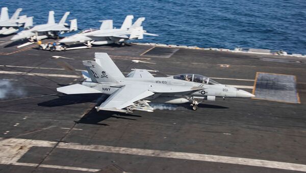 Un F/A-18F Super Hornet aterriza en el portaviones USS Abraham Lincoln en el golfo de Omán - Sputnik Mundo