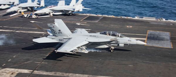 Un F/A-18F Super Hornet aterriza en el portaviones USS Abraham Lincoln en el golfo de Omán - Sputnik Mundo