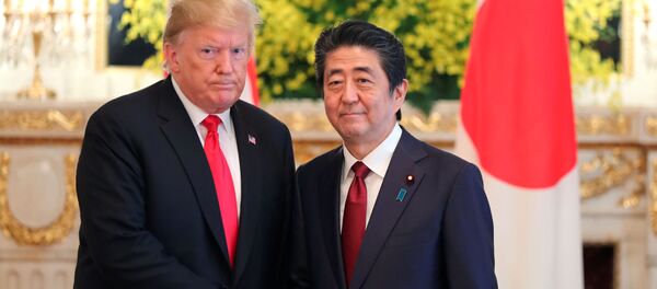 Donald Trump, presidente de EEUU, y Shinzo Abe, primer ministro de Japón - Sputnik Mundo