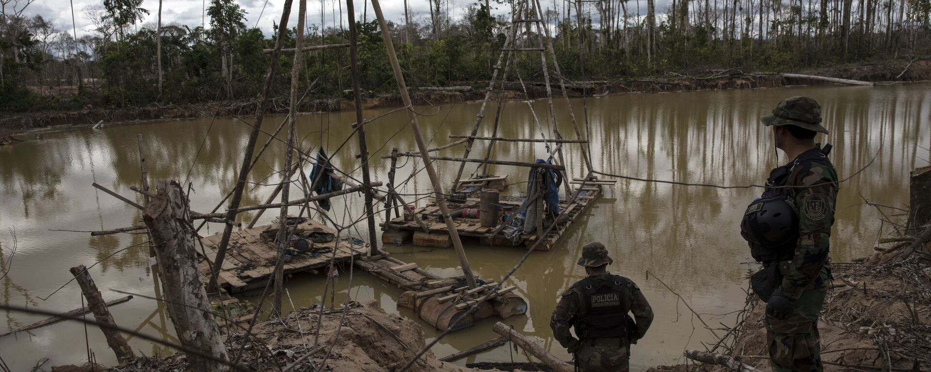 El agua contaminada cerca de la minería de oro en Perú - Sputnik Mundo, 1920, 02.10.2020