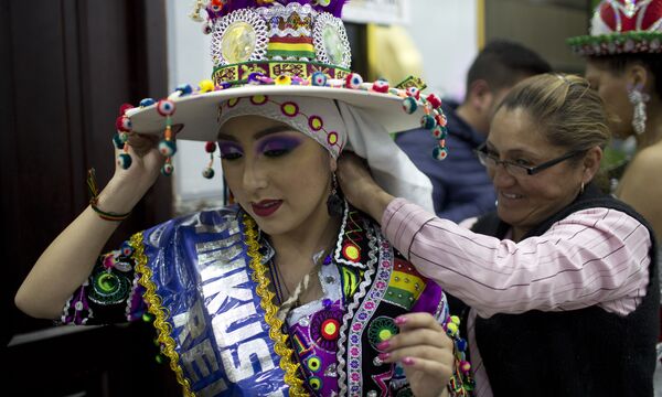 Bolivia elige a la reina del colorido festival Señor del Gran Poder - Sputnik Mundo