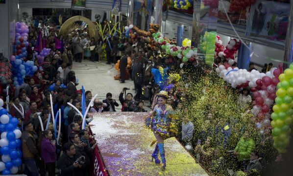 Bolivia elige a la reina del colorido festival Señor del Gran Poder - Sputnik Mundo