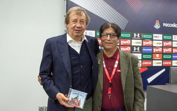 Con Yury Pávlovich Siomin (iz.), el entrenador del FC Lokomotiv, Sub-campeón de la Premier Liga de Rusia 2019, y Campeón de la Copa de Rusia 2019 - Sputnik Mundo
