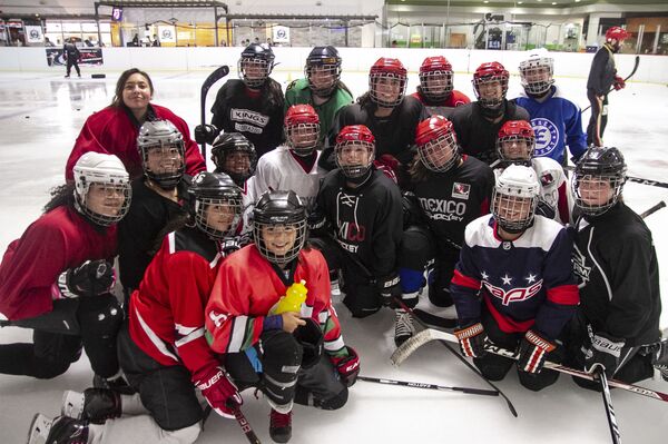 Niñas que participan del campamento de la Federación Mexicana de Hockey sobre Hielo, para formar parte de la selección femenina sub 18, posan para foto - Sputnik Mundo