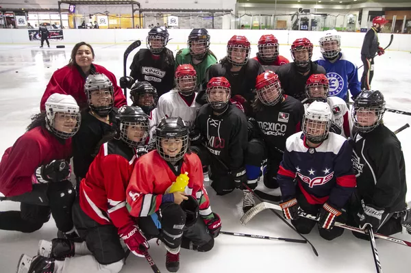 Niñas que participan del campamento de la Federación Mexicana de Hockey sobre Hielo, para formar parte de la selección femenina sub 18, posan para foto Niñas que participan del campamento de la Federación Mexicana de Hockey sobre Hielo, para formar parte de la selección femenina sub 18, posan para foto - Sputnik Mundo