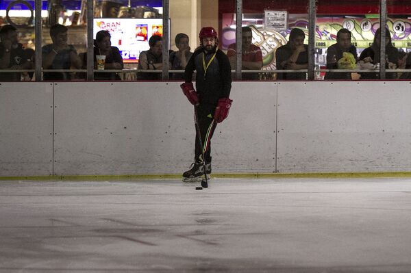 Andrés de la Garma, entrenador principal de la selección mexicana femenina sub 18 de hockey, durante la práctica - Sputnik Mundo