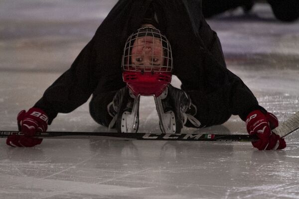 Jugadora que aspira a ser parte de la selección mexicana femenina sub 18 de hockey sobre hielo, durante su práctica - Sputnik Mundo