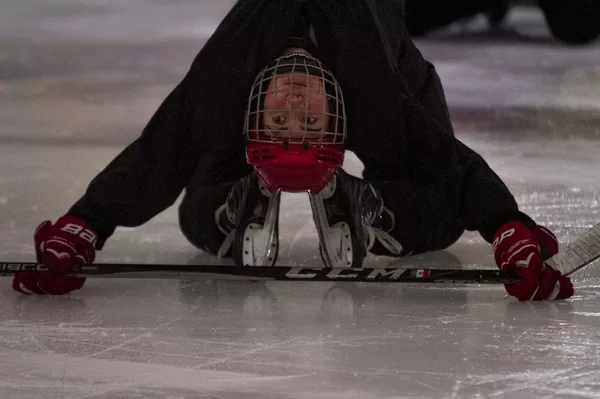 Jugadora que aspira a ser parte de la selección mexicana femenina sub 18 de hockey sobre hielo, durante su práctica Jugadora que aspira a ser parte de la selección mexicana femenina sub 18 de hockey sobre hielo, durante su práctica - Sputnik Mundo