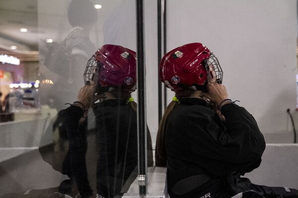 Jugadora que aspira a ser parte de la selección mexicana femenina sub 18 de hockey sobre hielo, durante su práctica - Sputnik Mundo