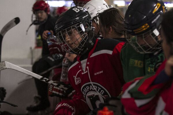 Jugadora que aspira a ser parte de la selección mexicana femenina sub 18 de hockey sobre hielo, durante su práctica - Sputnik Mundo