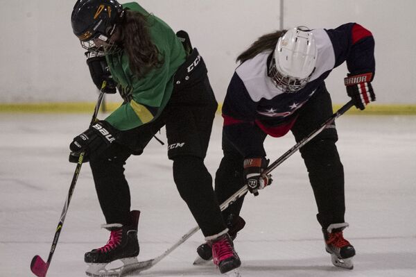Dos jugadoras que aspiran a ser parte de la selección mexicana femenina sub 18 de hockey sobre hielo, durante su práctica - Sputnik Mundo